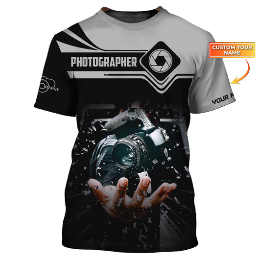 Unisex-Shirt, individuelles Namens-Fotografen-Shirt, Kamera in der Hand, Geschenk für Fotografen